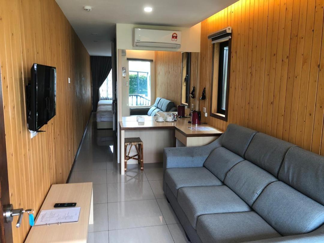 Kluang Container Swimming Pool Hotel Ngoại thất bức ảnh