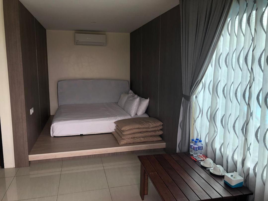 Kluang Container Swimming Pool Hotel Ngoại thất bức ảnh